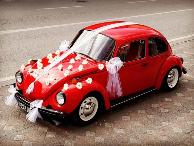 Beyaz tül ve çiçekle süslenmiş kırmızı standart kasa kiralık Vosvos gelin arabası